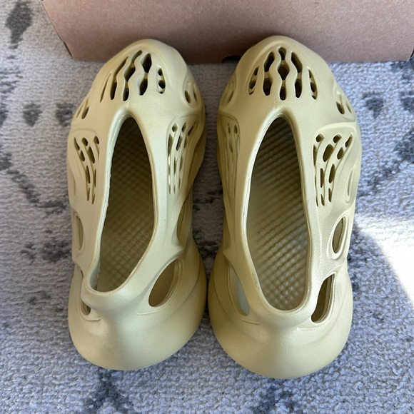 adidas Yeezy Foam RNNR - Picture 5 of 10